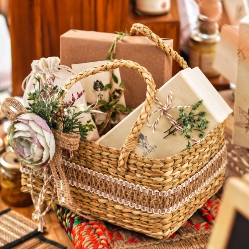 Gift hamper basket